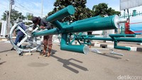 Tiang CCTV itu dicat sebelum dipasang.
