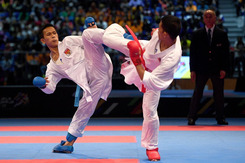 EMAS KARATE KUMITE PUTRA Karateka putra Indonesia Iwan Bidu Sirait (kiri) melepaskan tendangan saat melawan karateka putra Filipina John Paul Bejar dalam perebutan medali emas karate nomor kumite -55 Kg putra SEA Games XXIX Kuala Lumpur di KLCC, Kuala Lumpur, Malaysia, Rabu (23/8). Iwan meraih medali emas setelah menundukkan John Paul dengan skor 10-4. ANTARA FOTO/Sigid Kurniawan/aww/17.