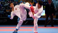 Medali emas ke-14 diberikan oleh karateka Iwan Bidu Sirait. Dia menjadi jawara pada kumite di kelas -55kg setelah mengalahkan wakil Filipina. (Sigid Kurniawan/Antara Foto)