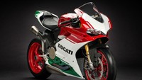 2.Ducati 1299 Panigale R Final Edition   Motor Ducati ini mampu menyemburkan tenaga hingga 209,4 tenaga kuda di rpm 11.000. Ketangguhan dirinya berkat penggunaan mesin superleggera sehingga ketangguhan mesinnya tidak perlu diragukan lagi. Foto: Pool (visordown)