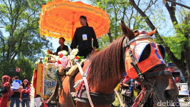 Asyiknya Warga Ber-selfie di Kendaraan Hias Karnaval Kemerdekaan