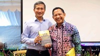 Seminar tersebut dihadiri oleh Perdana Menteri Singapura Lee Hsien Loong beserta istrinya, mantan PM Goh Chok Tong, Menteri Luar Negeri Singapura, Commissioner of Singapore Police Force Hoong Wee Teck, dan Dubes RI untuk Singapura Ngurah Swajaya. (dok. Polri)