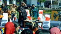 Tampil dengan kaca mata hitam, Basuki tampak mencari-cari gambar yang bisa ia potret pada acara yang diikuti sekitar 2.500 peserta itu. (Dok. Noorman/PUPR)