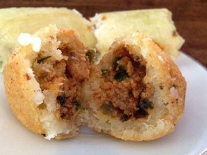 Bukan Hanya Oncom, Combro Juga Enak dengan Isian Daging Ayam, Tuna hingga Sosis!