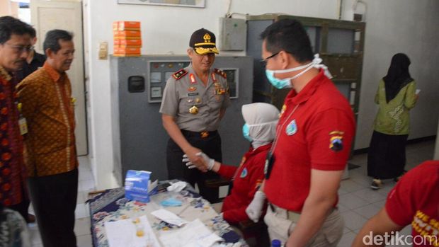 Mahasiswa baru Unnes bergantian melakukan tes urine.