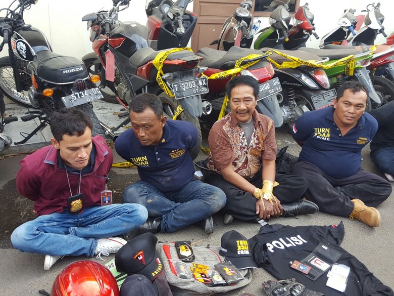 4 Polisi  Gadungan Tipu Pencari Kerja  di  Karawang