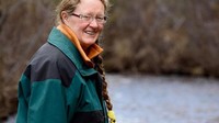 Dawne Mitchell, salah satu pendatang yang jatuh cinta akan keindahan Dawson City dan menetap di sana. Sehari-hari ia juga sering mendampingi wisatawan yang ingin mencari emas (Ryan MacDonald/BBC Travel)