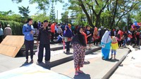 Tua, muda, sampai anak-anak, semua sudah ngariung menanti karnaval dimulai. Foto: Wisma Putra/detikcom