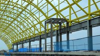Pada sejumlah stasiun yang sudah terbangun tersebut tampak rel dan rangka atap sudah mulai terpasang. Bahkan atap dan bangunan Stasiun Palembang Icon tampak sudah berbentuk. Pool/Dok. Waskita Karya.