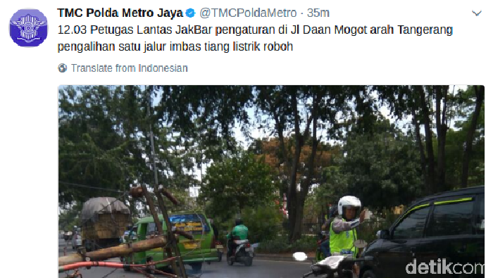 Tiang Listrik Roboh di Daan Mogot, Lalin Tersendat