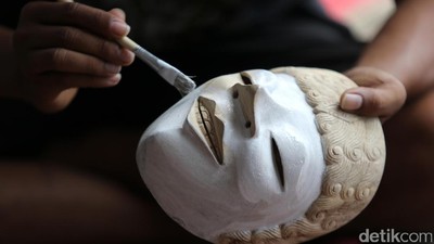 Lika-liku Pembuatan Topeng Indramayu