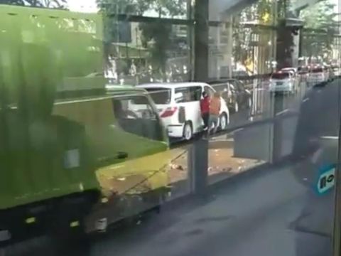 Aksi pencurian spion mobil dilakukan meskipun kondisi lalu lintas ramai