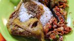 Nasi Uduk Pakai Telur atau Semur Jengkol? Aduh Enaknya!