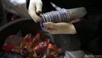 Sampah plastik berasal dari warga sekitar yang dikumpulkan melalui bank sampah.