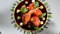 Di Swiss, mendiang Chef Benoit dan istrinya Brigitte Violier punya restoran Prancis mewah. 11-course menu di sini harganya sekitar 400 USD (Rp 5,3 juta). Salah satu menunya ada daging domba dengan saffron.