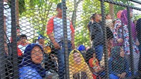 Di bagian sisi lain, warga menantikan di luar pagar yang menjadi pembatas bagi penonton. Ada yang duduk-duduk, namun ada juga yang berdiri mencoba melihat apakah karnaval sudah dimulai. Foto: (Wisma Putra/detikcom).