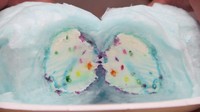 Cotton candy yang dipipihkan mirip tortilla ini diberi 3 skop es krim dengan berbagai rasa. Ditambahkan dengan sugar sprinkles kemudian digulung. Sajian ini semakin unik dan menarik. Es krim yang satu ini bisa Anda dapatkan di Sugar Sugar di Sarnia, Ontario, Kanada.