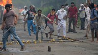 Dilaporkan lebih dari 100 ribu orang pendukung Singh ikut dalam aksi di depan pengadilan. Meski tidak semuanya terlibat dalam kerusuhan./Foto: AFP