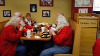 Sekolah Sinterklas tak hanya khusus bagi pria. Ada juga wanita lansia yang nantinya akan berperan sebagai Mrs Claus, pasangan Santa (Christinne Muschi/Reuters)