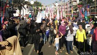 Banyak yang menutupi wajahnya yang terkena sinar matahari. Foto: Baban Gandapurnama/detikcom