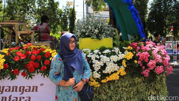 Asyiknya Warga Ber-selfie di Kendaraan Hias Karnaval Kemerdekaan