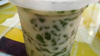 Penggemar es cendol Elizabeth yang asli juga menyediakan es cendol dengan nangka dan durian. Memakai sirop gula aren yang legit wangi. Foto: detikFood