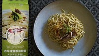 Pernah coba mie instan asal Taiwan? Tekstur mienya yang lembut dengan paduan bumbu dominan bawang merah dan daun bawang ini disajikan kering alias seperti mie goreng. Foto: Istimewa