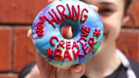 SLO Donut Co.s terkenal dengan kreasi donat dekoratifnya. Mulai dari donat Game of Thrones dan Ghosbusters. Bahkan untuk umumkan lowongan pekerjaan, SLO Donut Co.s menggunakan donat sebagai media kreatif. Foto: Istimewa
