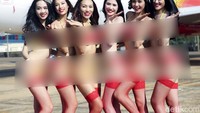 Pramugari maskapai asal Vietnam, VietJet Air saat berpose dengan kostum bikini.