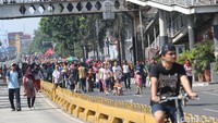 Warga menikmati Car Free Day atau Hari Bebas Kendaraan Bermotor di ruas jalan Mampang - Pejaten, Jakarta Selatan, Minggu (27/08/2017). Kegiatan CFD tersebut akan dirutinkan satu bulan sekali di minggu ketiga. 