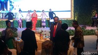Presiden Jokowi hadir mengenakan jas warna gelap dan dasi merah. Ketua MPR Zulkifli Hasan juga hadir dan duduk di samping Jokowi. Foto: Noval/detikcom