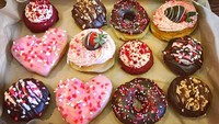 Varsity Donuts (@varsitydonuts) membuat donat fresh tiap hari di Aggieville, Manhattan. Akun Instagram-nya dipenuhi foto donat unggahan pelanggan hingga kreasi unik donat mereka. Salah satunya donat edisi Valentine dengan warna pink, putih dan merah yang menggemaskan. Foto: Istimewa