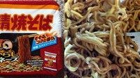 Nah, kalau di Jepang ada nih mie yang sangat populer namanya Nissin Yakisoba dengan paduan mayonnaise dan mustard. Creamy gurih! Foto: Istimewa