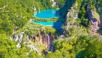 Aliran air yang berasal dari danau mengalir di tanah berbatuan kapur, yang menciptakan aliran biru yang menakjubkandi Eropa. Aliran air terjun pun berpadu dengan hijaunya dedaunan. Wow! (Thinkstock)