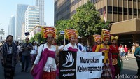 Beberapa peserta perempuan juga terlihat membawa spanduk bertuliskan Melestarikan Kain Merawat Pengetahuan Perempuan, Selamatkan Hutan Selamatkan Kain. Tidak hanya itu, pawai ini menggelar tarian adat sepanjang jalan MH Thamrin hingga menuju Museum Nasional.
