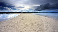 Yang unik dari kepulauan ini adalah saat laut sedang surut, pulau-pulau ini akan menyatu seperti sebuah pasir timbul raksasa. Kamu pun bisa berjalan kaki dari satu pulau ke pulau lainnya (Dok Pemprov Malut/Istimewa)