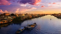 Sungai Mekong, mengalir di perbatasan Laos dan Thailand. Sungai ini menyediakan lukisan alam beruapa gunung dengan perdesaan di tepi sungai, yang diwarnai orangenya sunset. Memukau mata! (Thinkstock)