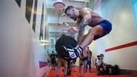 Selain melatih keseimbangan, bola juga digunakan McGregor untuk melatih kekuatan kaki. (Foto: instagram/thenotoriuousmma)