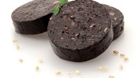 Black pudding yang terkenal sebagai menu sarapan di Inggris juga terbuat dari darah. Sosis darah ini memakai lemak babi, darah babi dan oatmeal. Black pudding bisa dipanggang, bakar atau goreng. Foto: Istimewa
