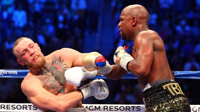 Conor McGregor dan Floyd Mayweather Jr saat berduel pada 2017. (Foto: Steve Marcus/Reuters) Conor McGregor dan Floyd Mayweather Jr saat berduel pada 2017. (Foto: Steve Marcus/Reuters)