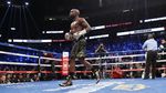 Foto: Duel Mayweather vs McGregor di Atas Ring Tinju