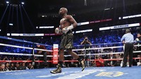 Wasit Robert Byrd akhirnya menyetop pertarungan di ronde ke-10 karena merasa McGregor sudah tak bisa melanjutkan. Mayweather menang TKO. (Foto: Steve Marcus/REUTERS)
