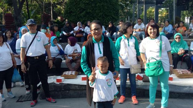Menteri Yohana menyempatkan diri berpose bersama seorang anak