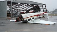 Sebuah pesawat terbalik di dekat Bandara Fulton (Dok. REUTERS/Rick Wilking)