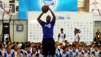 Jr. NBA Head Coach Chris Sumner berbagi dasar-dasar bermain basket dan mengajari pentingnya nilai-nilai utama Jr. NBA yaitu Sportmanship (sportivitas), Teamwork (kerjasama tim), a positive Attitude (sikap positif) dan Respect (saling menghargai) atau yang disingkat dengan S.T.A.R, di Selection Camp Jr. NBA Indonesia 2017.  