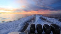 Dari bagian belakang speedboat, kita bisa menikmati pemandangan senja yang cantik ini (Dok Pemprov Malut/Istimewa)