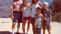 Bill Gates bersama istri dan ketiga anaknya, Jennifer Katharine Gates, Rory John Gates dan Phoebe Adele Gates paling suka liburan outdoor. Mereka suka hiking dan main kayak, pokoknya mendekatkan diri ke alam (Instagram/@melindafrenchgates)