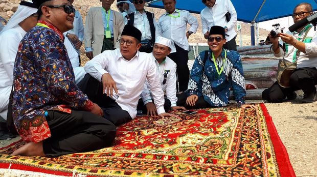 Menag Lukman juga menjajal duduk di karpet merah yang disediakan
