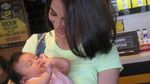 Atiqah Hasiholan Gendong Baby Salma, Dua-duanya Menggemaskan!