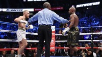 Wasit Robert Byrd harus kerja keras di partai ini, salah satunya karena gaya MMA dari McGregor. (Foto: Steve Marcus/REUTERS)